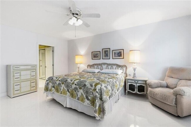 Building Photo - 3850 Galt Ocean Dr