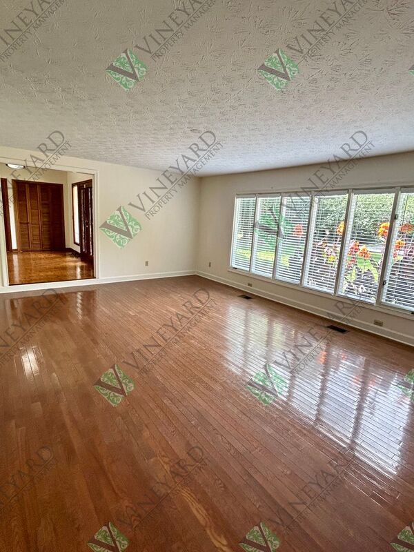 Building Photo - 115 Nesbit Ferry Pl