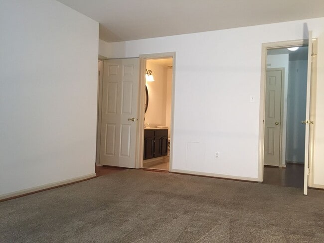 Building Photo - 10714 Kings Riding Way