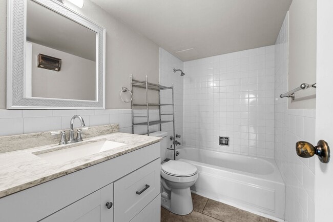 Building Photo - Updated 2-bedroom condo in Denver!