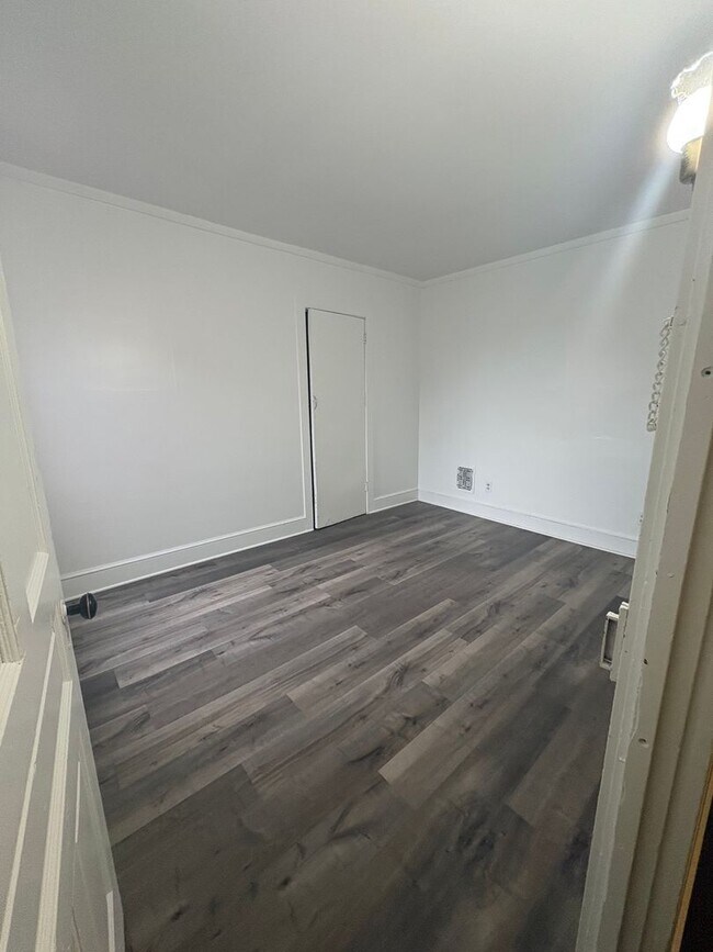 Building Photo - 3 Bedroom 1 Bath House-York City SD