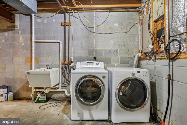 Building Photo - 1305 Riverwood Way