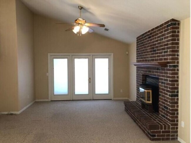 Building Photo - 4 Bedroom 2.5 bathroom 2 Story Home Naragh...