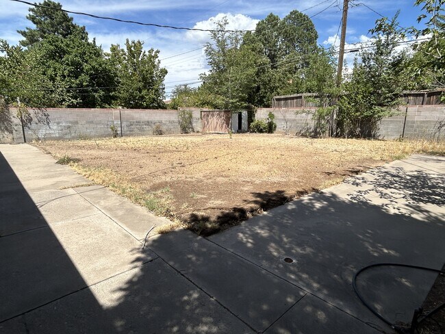 Building Photo - 2712 Palomas Dr NE