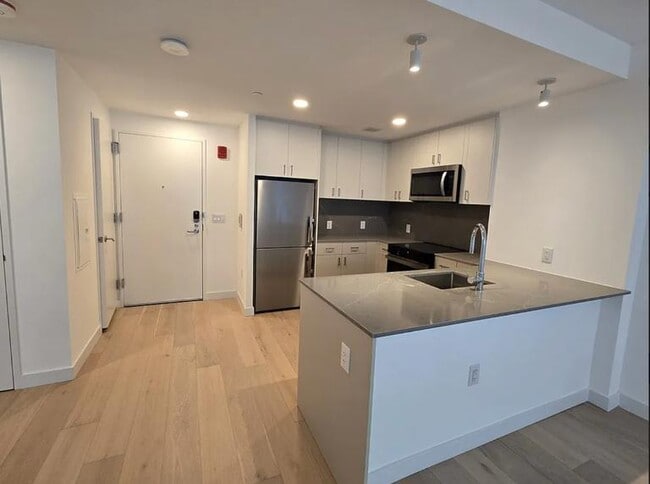 Building Photo - 1 bedroom in LONG ISLAND CITY NY 11101