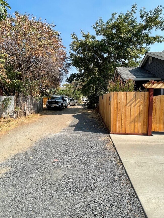 Building Photo - 126 W 20th St