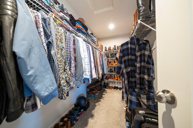 Building Photo - 2209 Gateway Curv