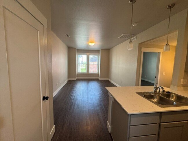 Building Photo - RH204 - 6046-6048FA