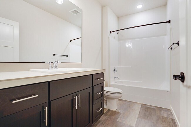 Building Photo - Polished single-level 3 bed, 2 bath home in NE Salem!