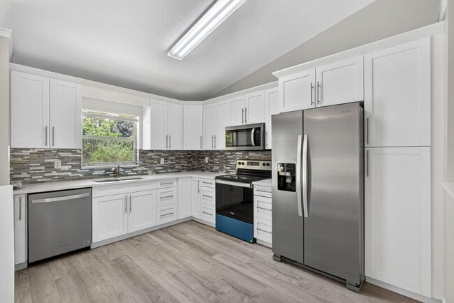 Building Photo - 16971 Mayfair Dr E