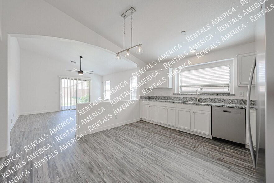Building Photo - 4930 W Desert Dr