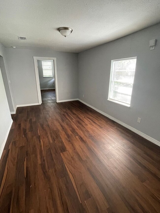 Building Photo - **Move in Ready 4/2 Single Family home