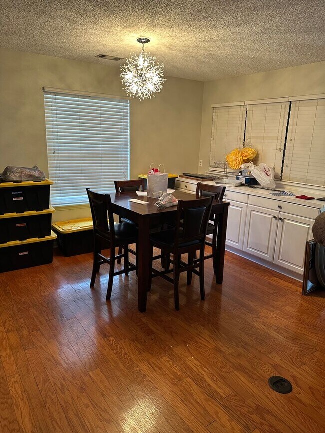 Building Photo - Beautiful 3/2 in Golf Course Community