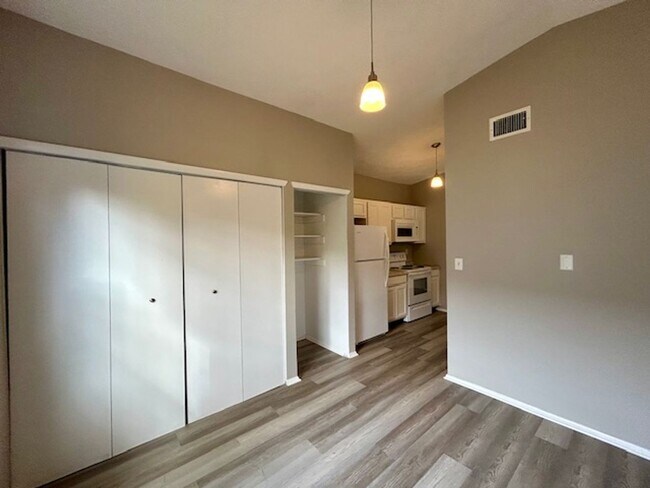 Building Photo - 3 BEDROOM 2 BATHROOM RANCH STYLE HOME IN PIKE!