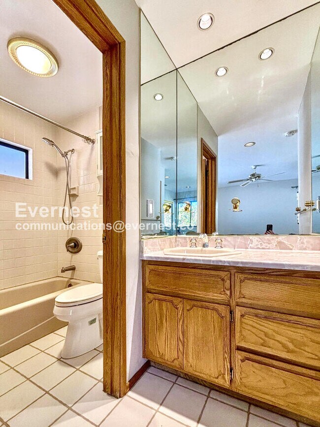 Building Photo - 3 Bed/2 Bath Home with Garage / Vouchers A...