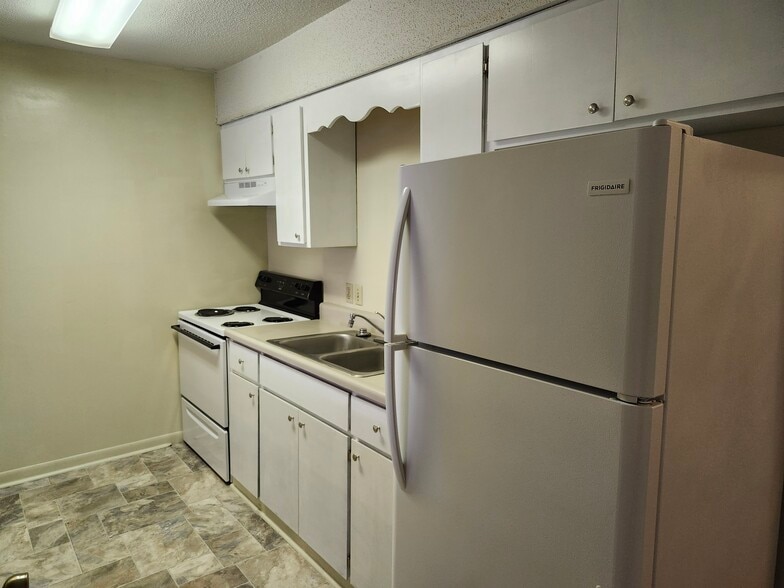 Kitchen - 44 5th Ave