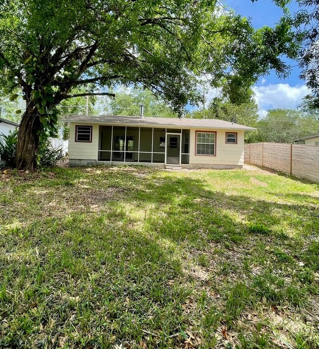 Building Photo - 12504 Forest Hills Dr