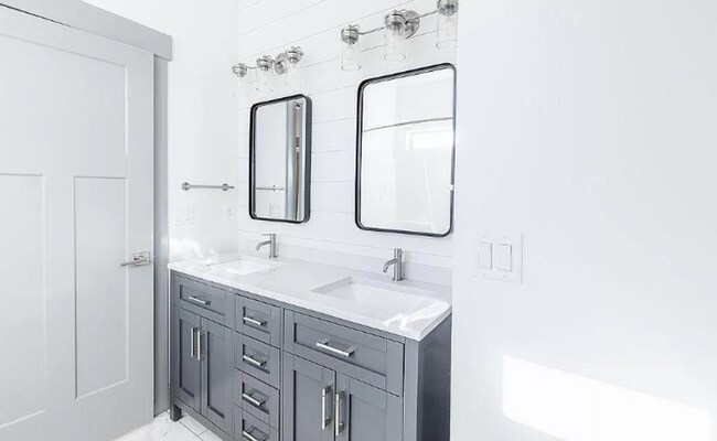 Building Photo - Perfect location 3 bed 2.5 bath Townhouse.