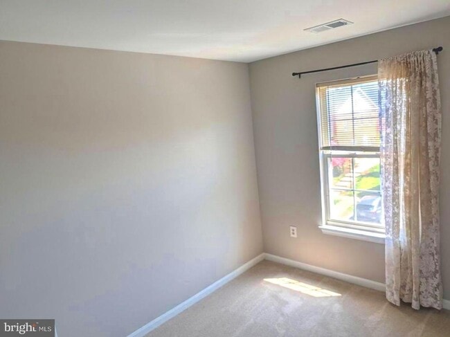 Building Photo - 673 Constellation Square SE