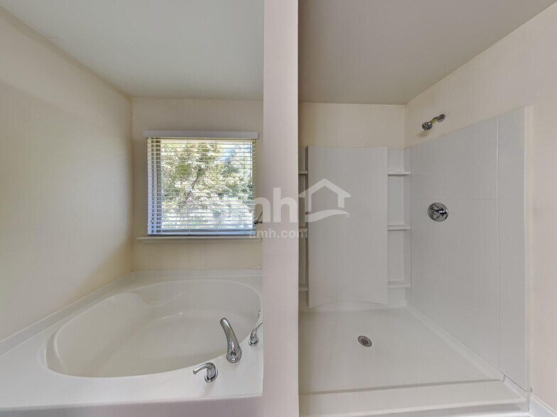 Building Photo - 2400 Freemont St