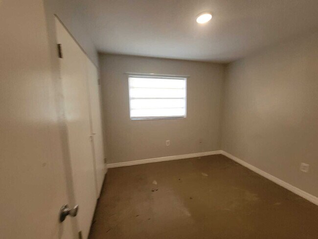 Building Photo - 402 Peters St