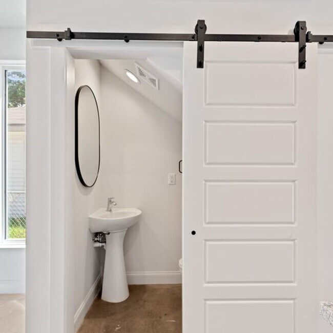 Building Photo - 1 Bed 1.5 Bath Condo Near Campus!