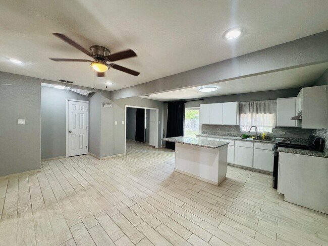Building Photo - 112 Mirasol Dr