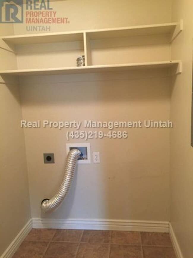 Building Photo - 3 bed 2.5 bath townhome in Fox Run