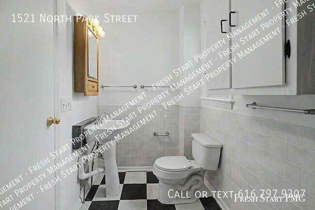 Building Photo - 1521 N Park St