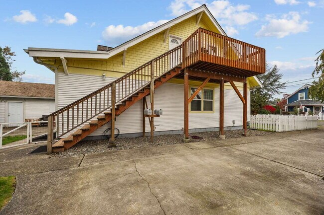 Building Photo - REMODELED Adorable upper-floor "duplex." O...