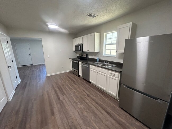 Building Photo - 3-bedroom, 2.5-bathroom two-story home located in the desirable Gatewood Communities!