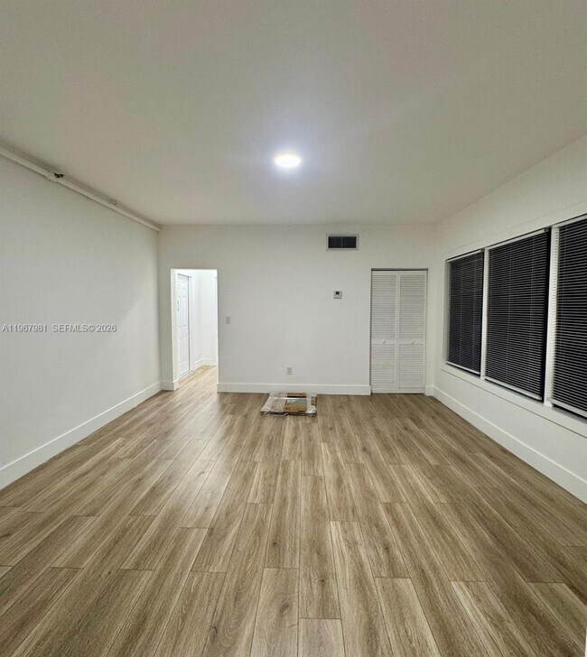 Building Photo - 842 Himmarshee St