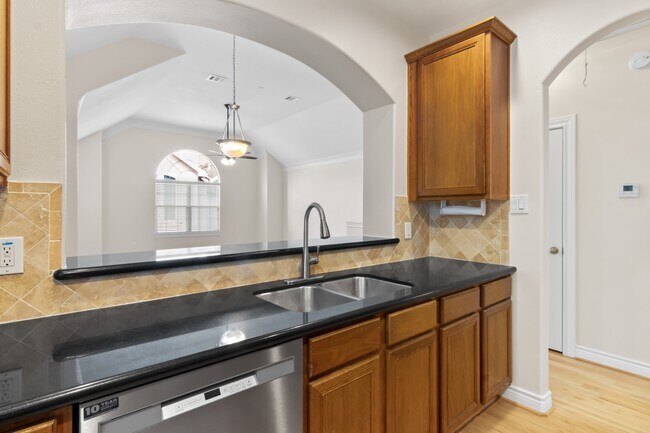 Building Photo - 2917 Clinton Dr