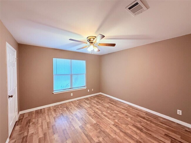 Building Photo - 5915 Sunshine Dr