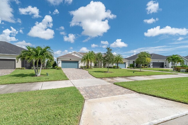 Building Photo - Loren Cove Villa