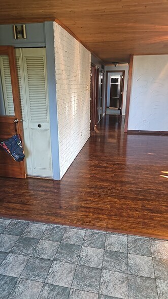 Building Photo - 19 Lloyd Dr