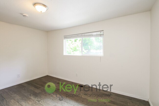 Building Photo - Spacious 4 Bedroom with Open Floor Plan and AC