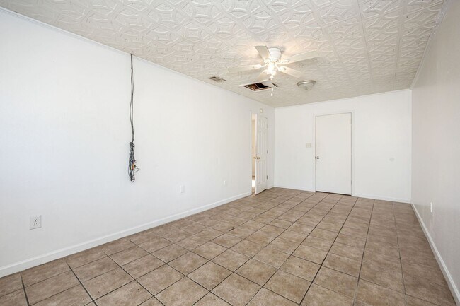 Building Photo - 5612 Rose Dr