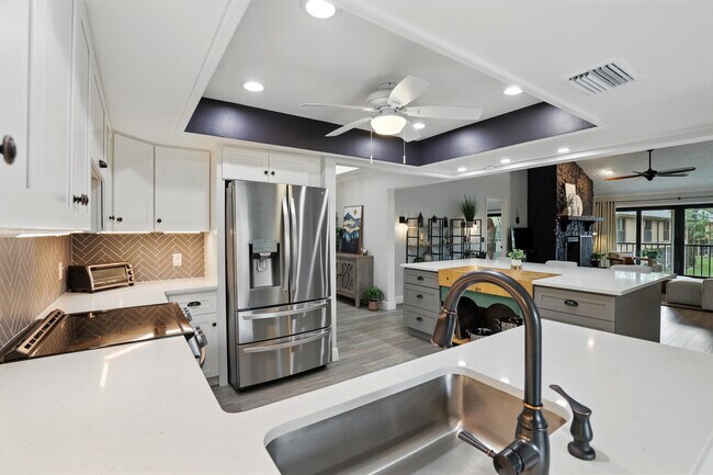 Building Photo - 122 SE Crestwood Cir