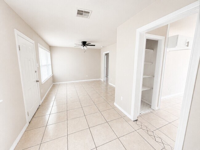 Building Photo - 603 Wisteria St