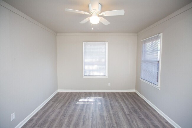 Building Photo - Spacious 4 Bed 2 Bath with Big Backyard