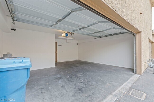 Building Photo - 2212 Silver Pine Dr