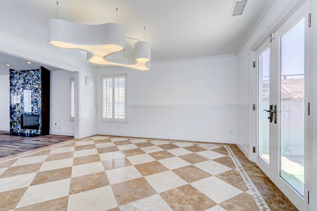 Building Photo - 947 10th St