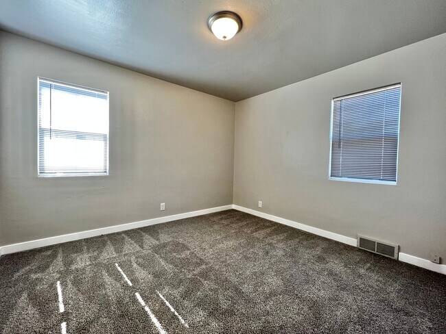 Building Photo - Newly Remodeled 2 Bed, 1 Bath Upper Unit in Greeley!