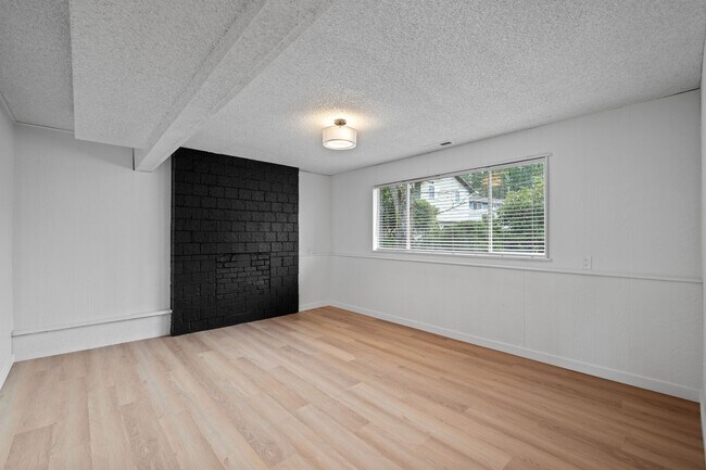 Building Photo - 3bd/1.75ba Mountlake Terrace Home