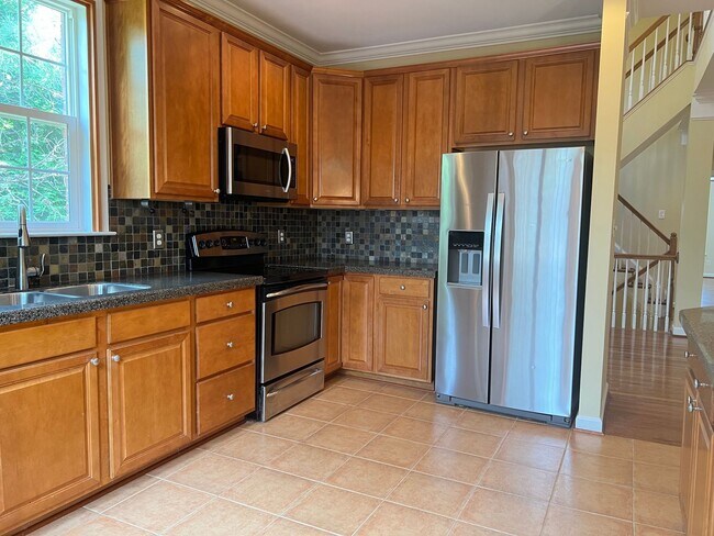 Building Photo - Spacious 3 Bed | 3.5 Bath End Unit Townhom...