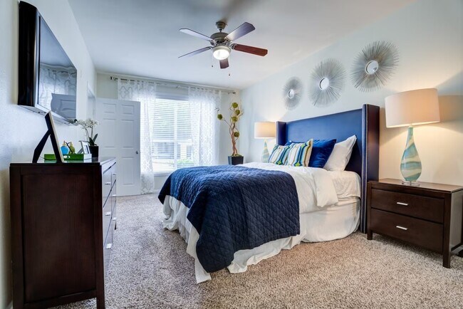 Building Photo - Modern Living with Breezy Comfort!