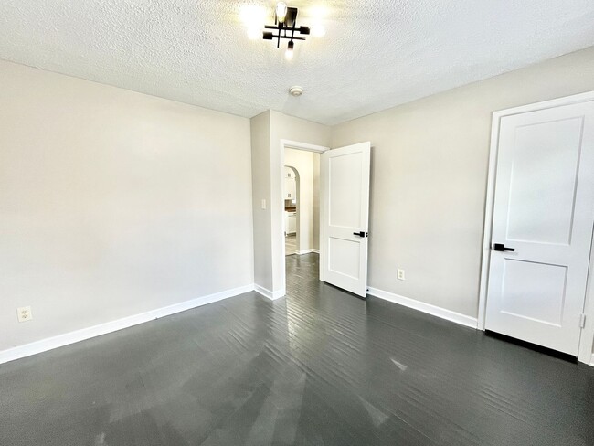 Building Photo - 4840 Southside Dr