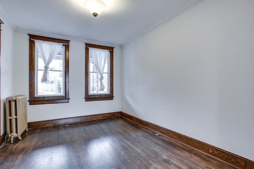 Living area - 702 Ingraham St NW