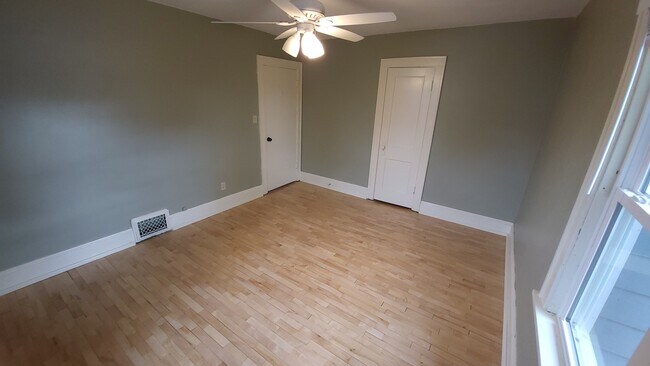 Building Photo - 424 11th St